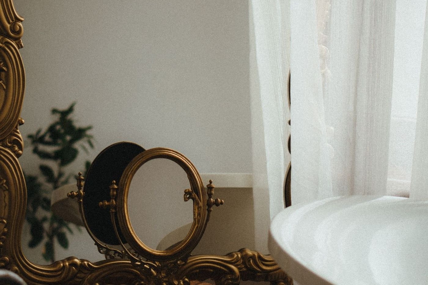 Step-by-Step Guide to Creating a Mirror Aesthetic in Your Space