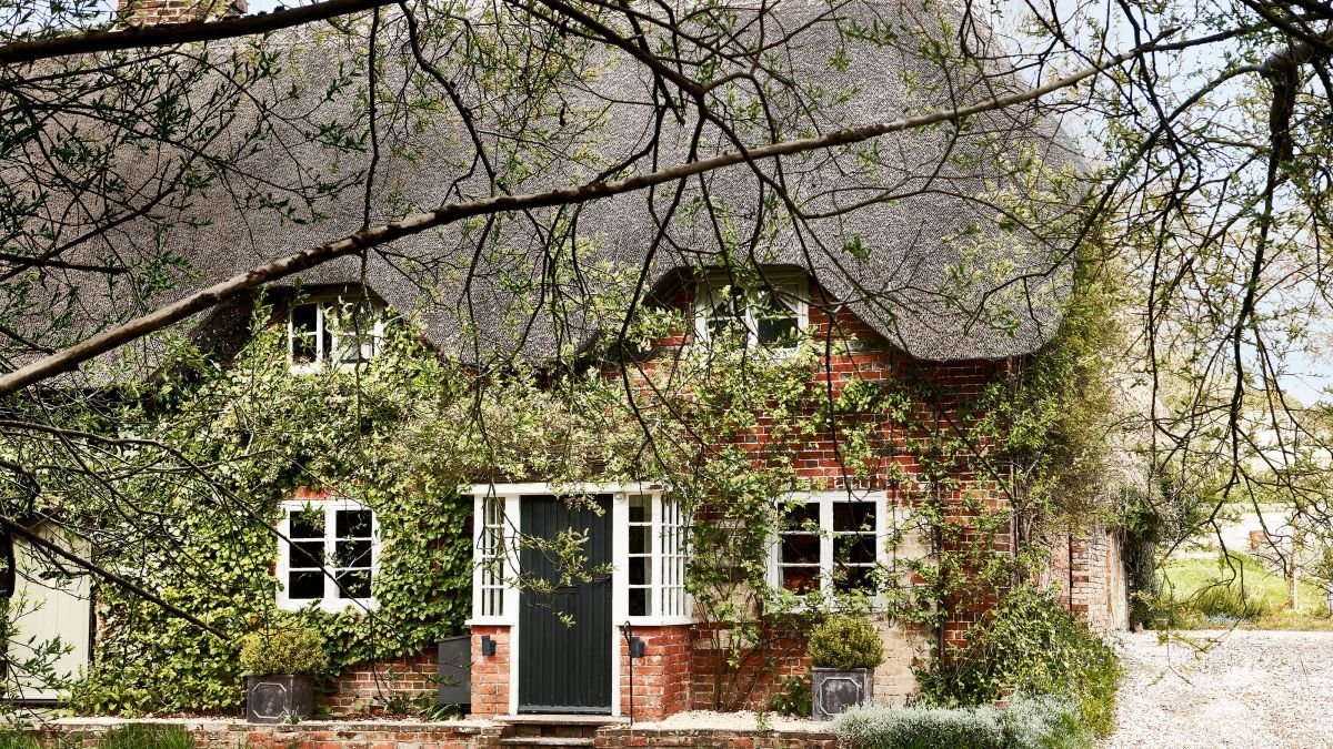 Historic thatched-roof English cottage exterior